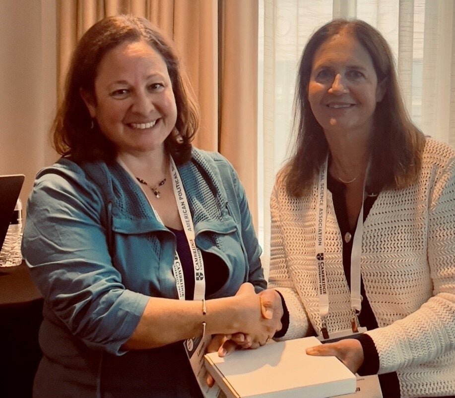 APSA Civic Engagement Section Co-Chair Lauren Bell presents Dr. Diana Owen, CERL director and Georgetown University professor, with APSA Established Leader award